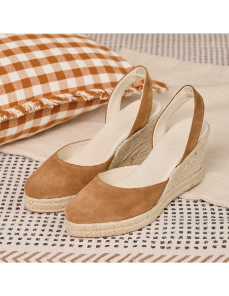 Leder-Wedges-Espadrille in Sattelsuede mit Perspektivansicht neben dem Kissen - MONPIEL