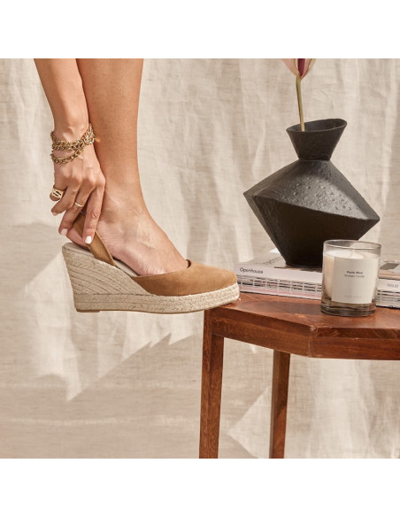 Espadrille en cuir suédé marron selle avec vue latérale, pied posé sur une table - MONPIEL