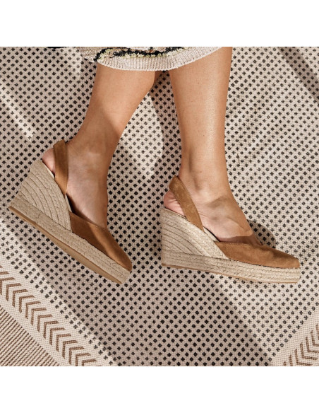 Espadrille en cuir suédé marron selle avec vue de dessus, espadrille de profil sur tapis - MONPIEL