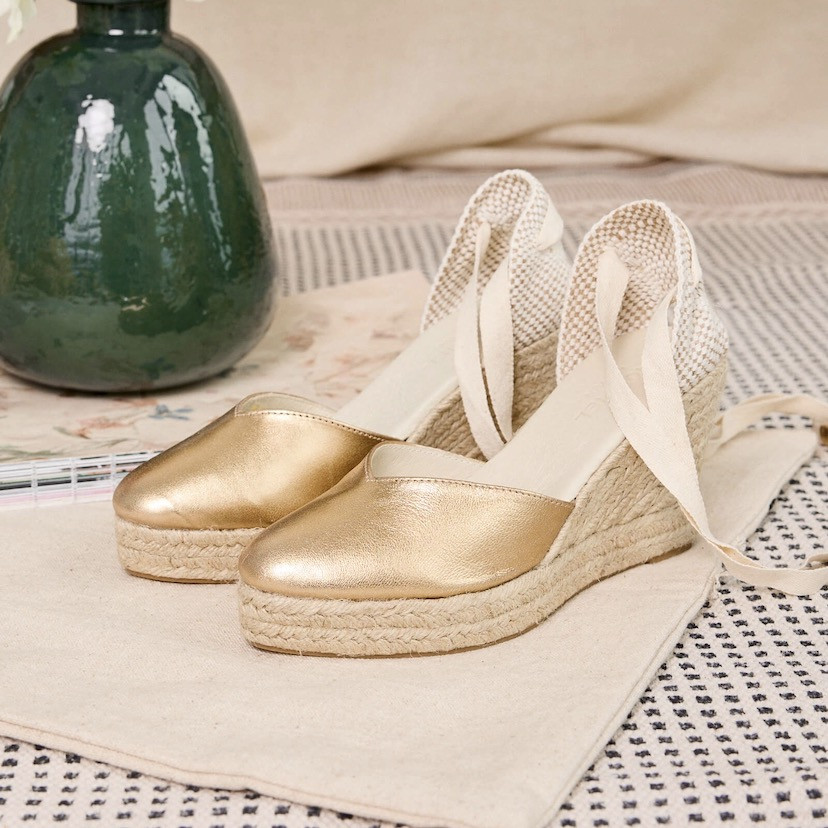 Gold leather Elba wedge espadrille, perspective view with a vase behind - MONPIEL
