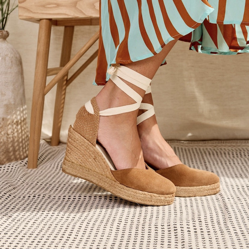 Suede leather Elba wedge espadrille in leather color, side view, feet resting on a carpet - MONPIEL