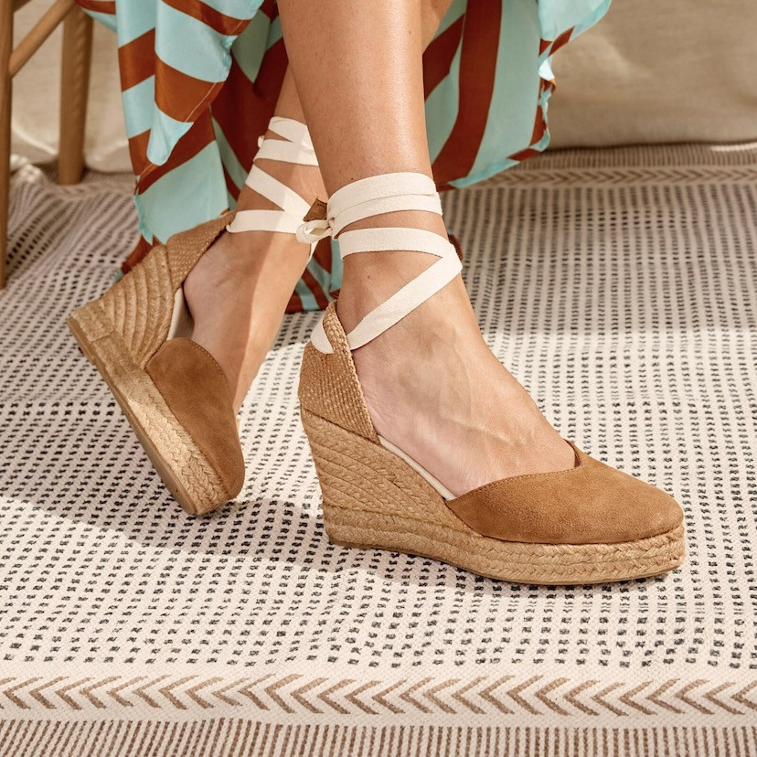 Suede leather Elba wedge espadrille in leather color, leg crossed behind with side view - MONPIEL