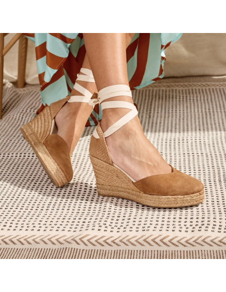 Elba Keil-Espadrille aus Wildleder in Lederfarbe, Bein dahinter gekreuzt und Seitenansicht - MONPIEL