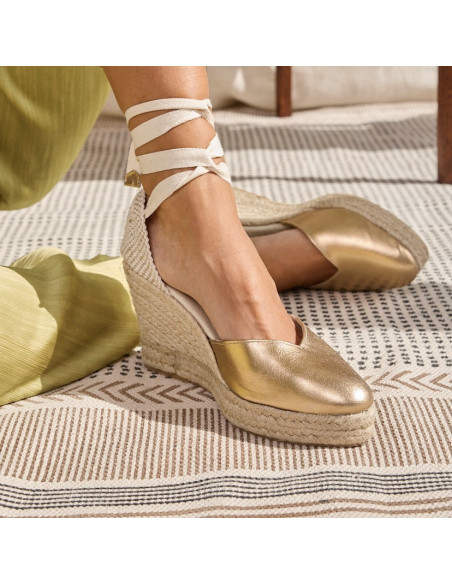 Elba Keil-Espadrille aus goldfarbenem Leder, Perspektivansicht auf Teppich - MONPIEL