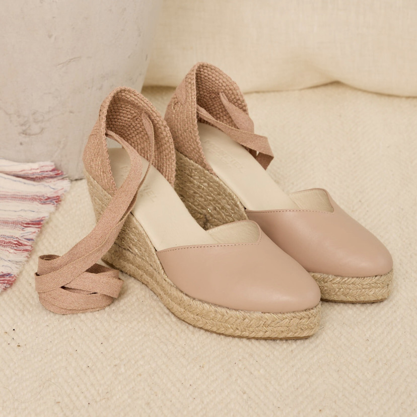 Nude leather Elba wedge espadrille, perspective view on a carpet with a vase behind - MONPIEL