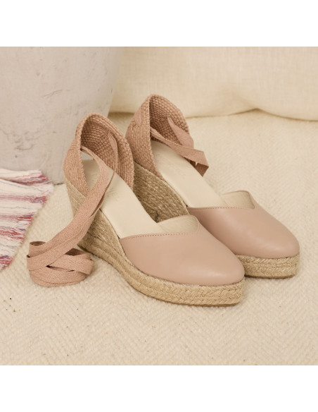 Elba-Leder-Espadrilles in Nude mit Keilabsatz, Perspektive auf Teppich mit Vase dahinter - MONPIEL Elba-Leder-Espadrilles in Nude mit Keilabsatz, Perspektive auf Teppich mit Vase dahinter - MONPIEL