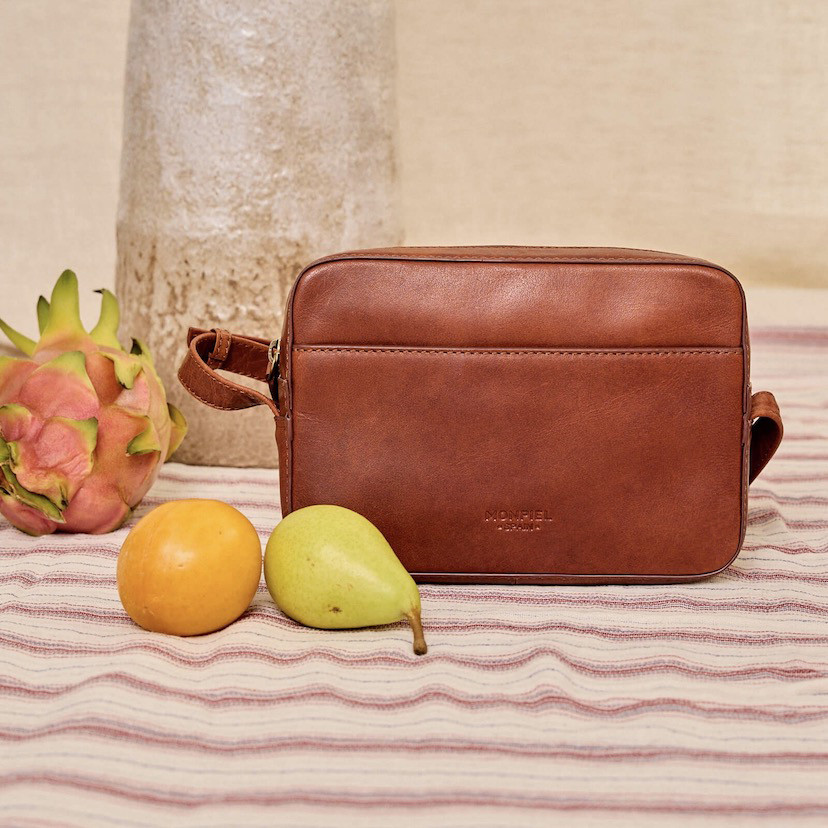 Bolsa transversal de couro na cor couro, vista frontal com detalhes de frutas - MONPIEL