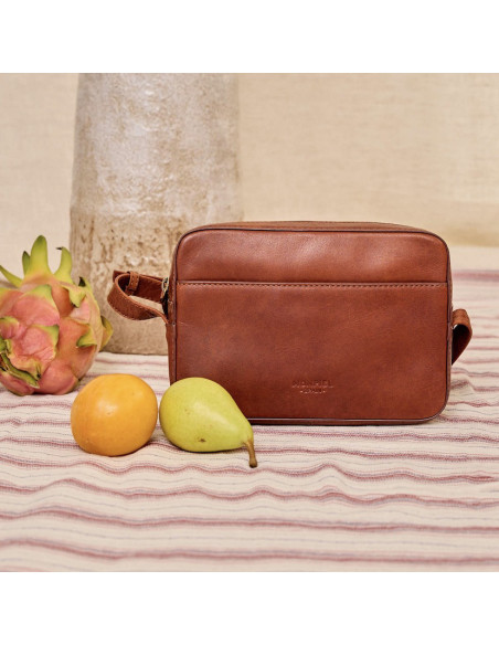 Bolso bandolera de piel en color cuero con vista frontal y detalles frutas - MONPIEL