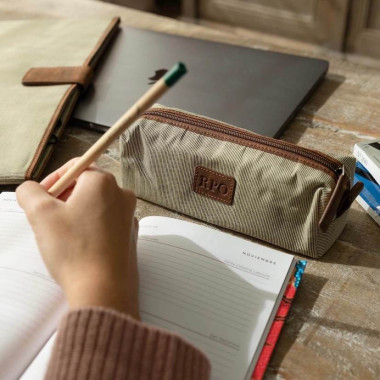 Trousse porte-crayons beige avec initiales personnalisées - MONPIEL