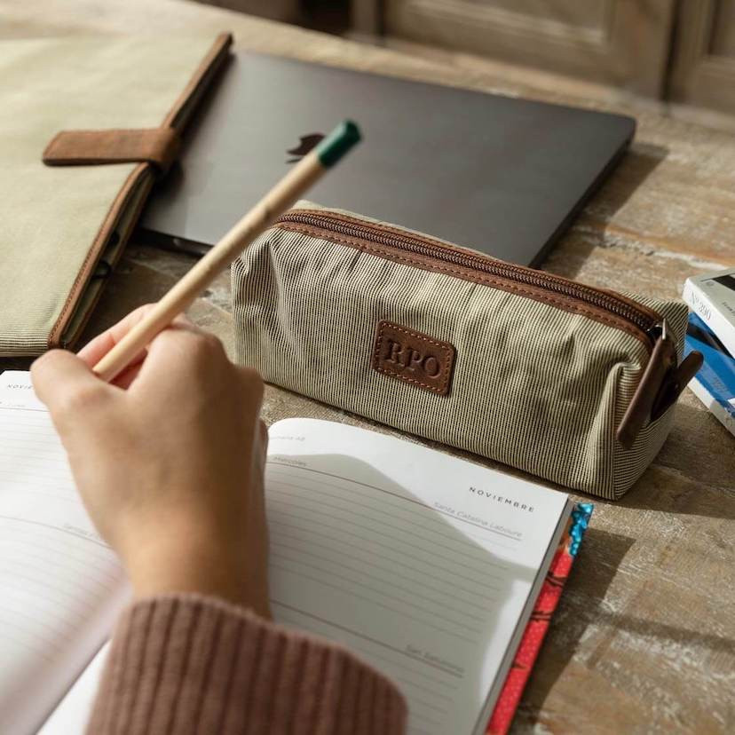 Estojo para lápis em bege com iniciais personalizadas - MONPIEL