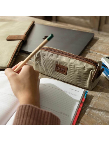 Trousse porte-crayons beige avec initiales personnalisées - MONPIEL Trousse porte-crayons beige avec initiales personnalisées - MONPIEL