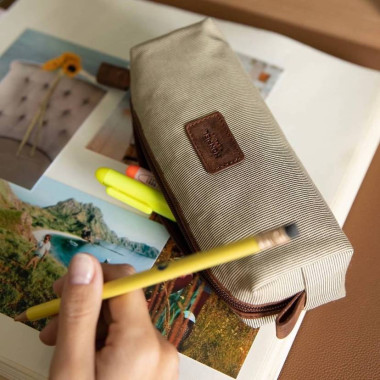 Estuche portalápices en color beige con detalle iniciales personalizadas - MONPIEL 2