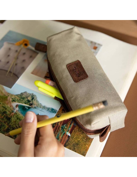 Trousse porte-crayons beige en gros plan incliné - MONPIEL Trousse porte-crayons beige en gros plan incliné - MONPIEL