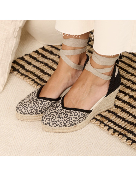 Espadrillas Elba con stampa animalier in canvas nero leopardato con vista in prospettiva - MONPIEL