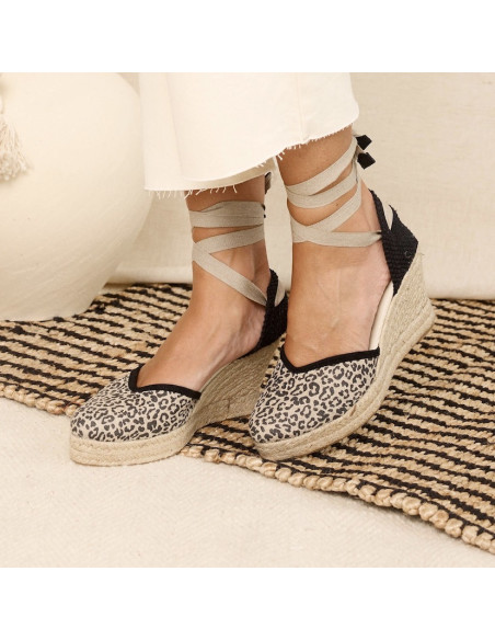 Espadrille Elba imprimé léopard en toile noire avec vue en perspective sur tapis - MONPIEL Espadrille Elba imprimé léopard en toile noire avec vue en perspective sur tapis - MONPIEL