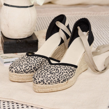 Elba Espadrille mit Leopardenmuster aus schwarzem Canvas mit Perspektivansicht - MONPIEL 2