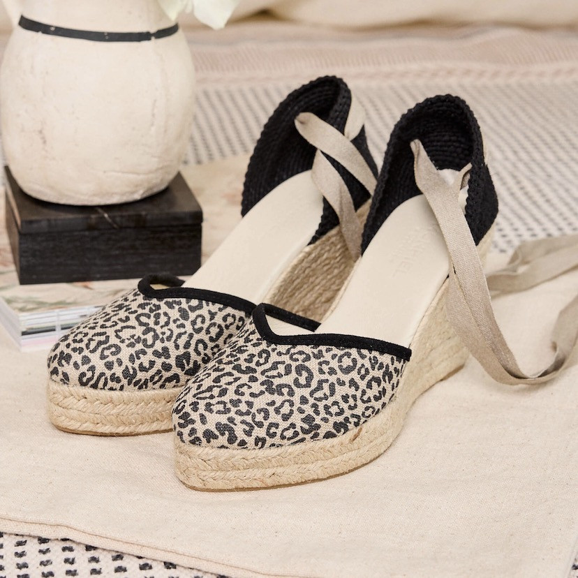 Elba animal print espadrille in black leopard canvas, perspective view on top of a carpet - MONPIEL