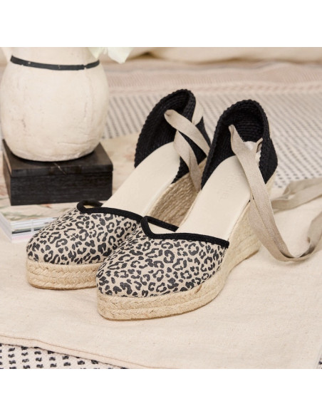 Espadrille Elba imprimé léopard en toile noire avec vue en perspective sur tapis - MONPIEL Espadrille Elba imprimé léopard en toile noire avec vue en perspective sur tapis - MONPIEL