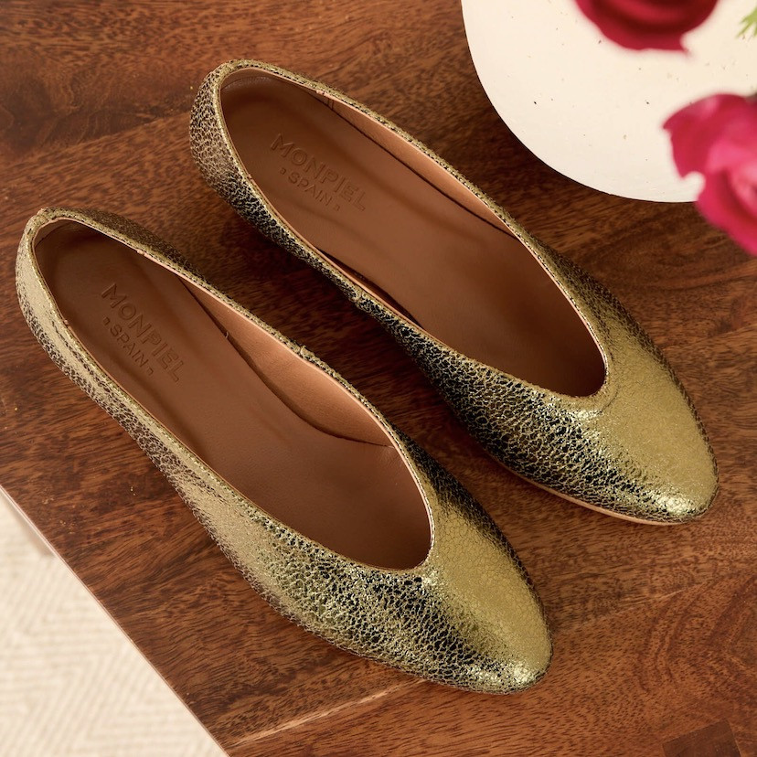 Ameliè apple heel ballerina in apple pearl colour, top view, resting on a wooden table - MONPIEL