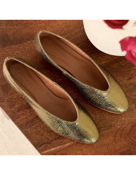 Ameliè apple heel ballerina in apple pearl color, top view, resting on a wooden table - MONPIEL