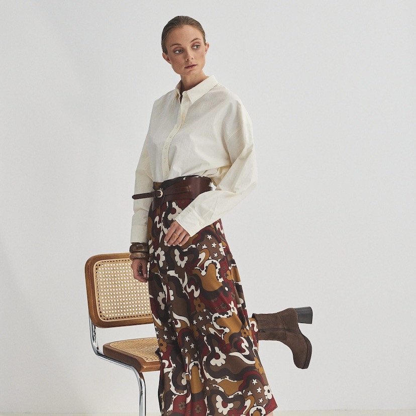 Wide Havana leather belt, perspective view on a printed skirt, general shot - MONPIEL