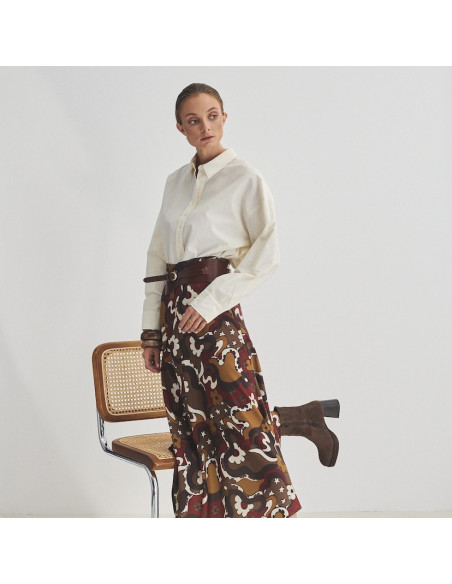 Wide Havana leather belt, perspective view on a printed skirt, general shot - MONPIEL Wide Havana leather belt, perspective view on a printed skirt, general shot - MONPIEL