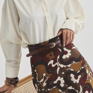 Cinturón ancho pasado en color habana con vista frontal, imagen ligeramente inclinada - MONPIEL 2