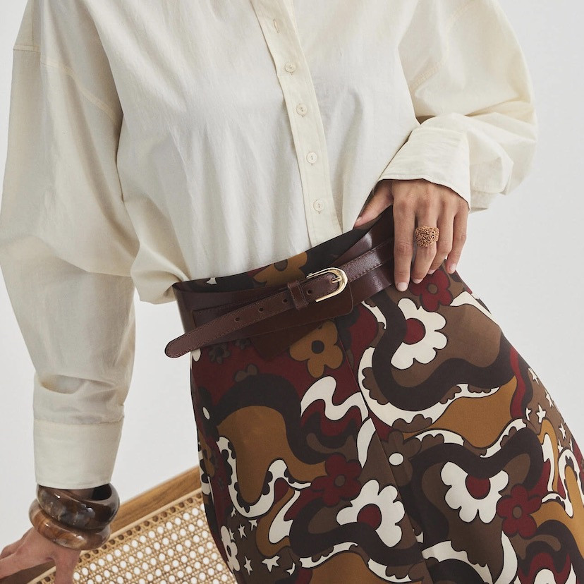 Wide Havana belt in front view with hand resting in the foreground - MONPIEL