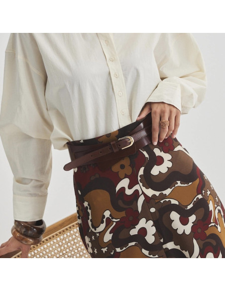 Broad loop belt in havana color with a front view and hand resting in the foreground - MONPIEL