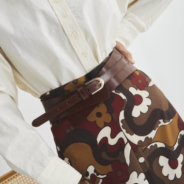 Broad loop belt in havana color with a frontal view, slightly tilted image - MONPIEL 2