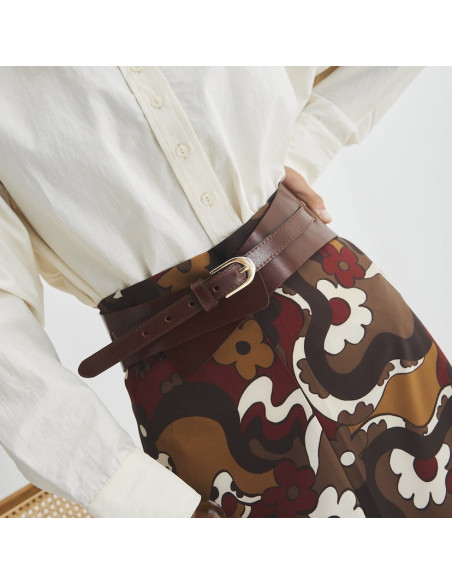 Cinturón ancho pasado en color habana con vista frontal, imagen ligeramente inclinada - MONPIEL Cinturón ancho pasado en color habana con vista frontal, imagen ligeramente inclinada - MONPIEL