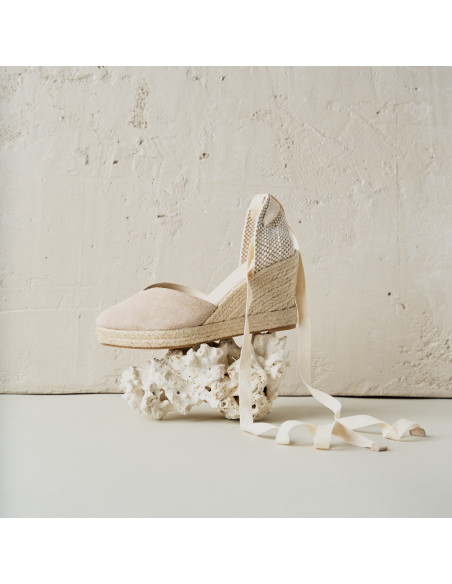 Elba Lederkeil-Espadrille in Beige mit Profilansicht über Dekoration - MONPIEL Elba Lederkeil-Espadrille in Beige mit Profilansicht über Dekoration - MONPIEL