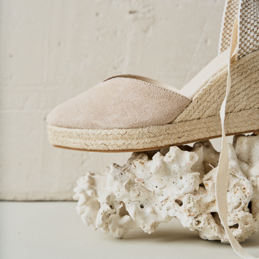 Elba leather wedge espadrille in beige, side profile view on ornament, close-up detail of the toe - MONPIEL