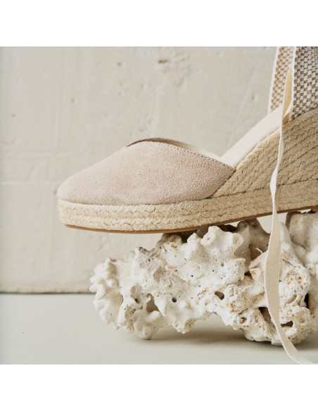 Espadrille Elba de couro com cunha, na cor bege, com vista lateral sobre adorno e detalhe da ponta em primeiro plano - MONPIEL Espadrille Elba de couro com cunha, na cor bege, com vista lateral sobre adorno e detalhe da ponta em primeiro plano - MONPIEL