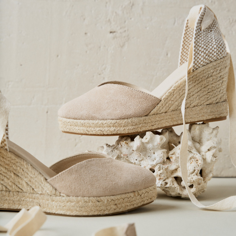 Elba leather wedge espadrille in beige, side profile view on ornament - MONPIEL