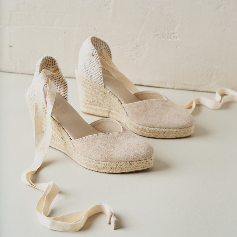 Espadrille Elba de couro com cunha, na cor bege, com vista em perspectiva e detalhes de amarrações - MONPIEL
