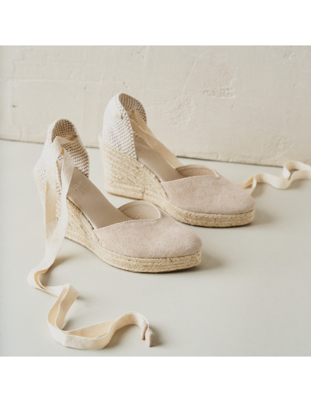 Espadrille Elba de couro com cunha, na cor bege, com vista em perspectiva e detalhes de amarrações - MONPIEL Espadrille Elba de couro com cunha, na cor bege, com vista em perspectiva e detalhes de amarrações - MONPIEL