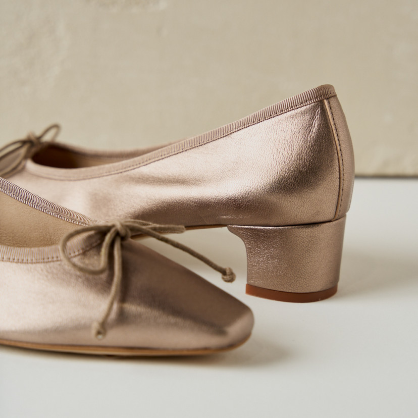 Bailarina com laço e salto pequeno Manuela, na cor bronze cappuccino, detalhe do salto em primeiro plano - MONPIEL
