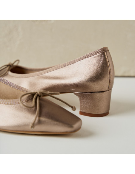 Manuela ribbon heeled ballerina in bronze cappuccino color, close-up detail of the heel - MONPIEL