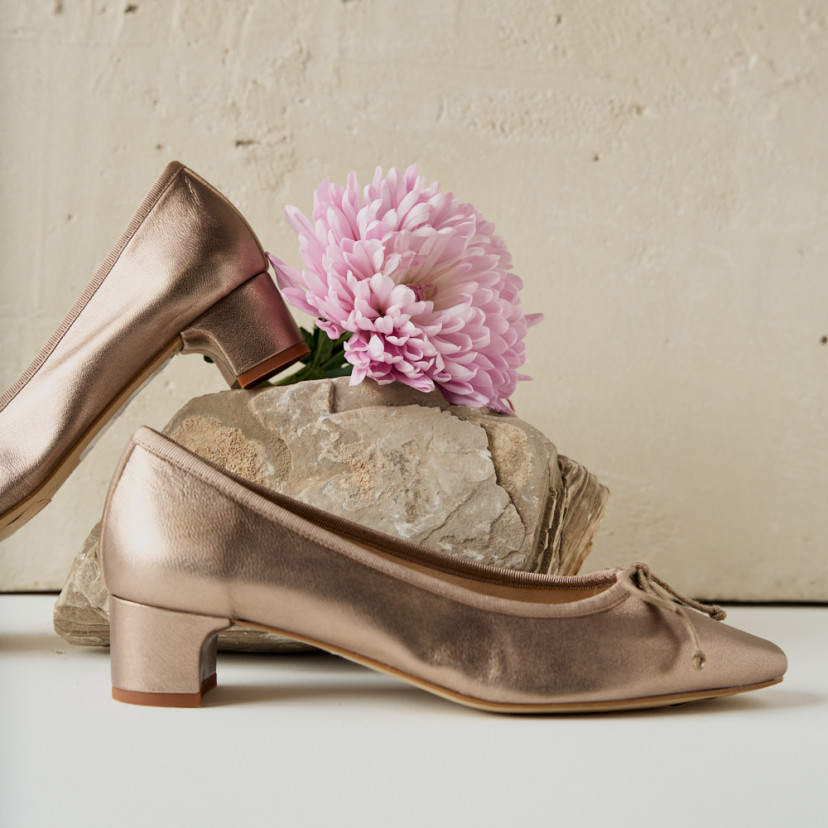 Bailarina com laço e salto pequeno Manuela, na cor bronze cappuccino, vista de perfil desfocada - MONPIEL