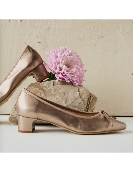Manuela ballerina con fiocco e tacco in colore cappuccino bronzo, vista di profilo sfocata - MONPIEL