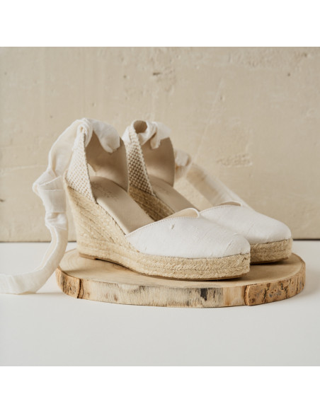 Espadrilles en soie de mariée Elba de couleur blanche, vue en perspective sur bois - MONPIEL
