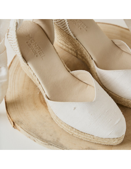 Elba Seiden-Braut-Espadrille in Weiß, Ansicht von oben mit fokussiertem Logo - MONPIEL