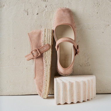 Espadrilles Mary Jane Cuba en beige avec paillettes, vue de profil, sur un tapis - MONPIEL 2