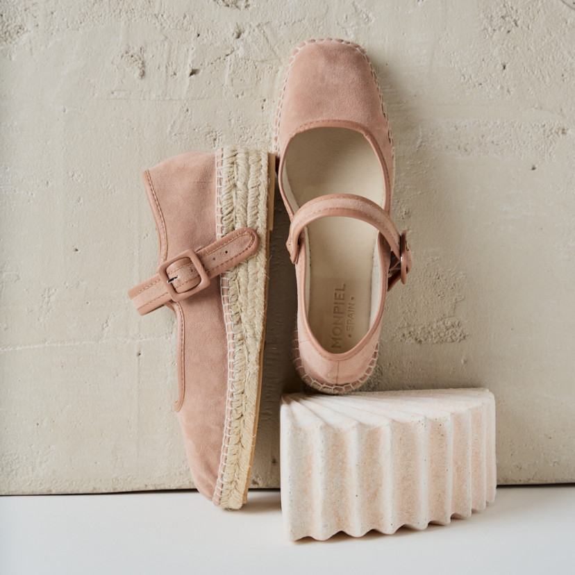 Cuba Mary Jane espadrille in pale pink, side and front view resting against the wall - MONPIEL