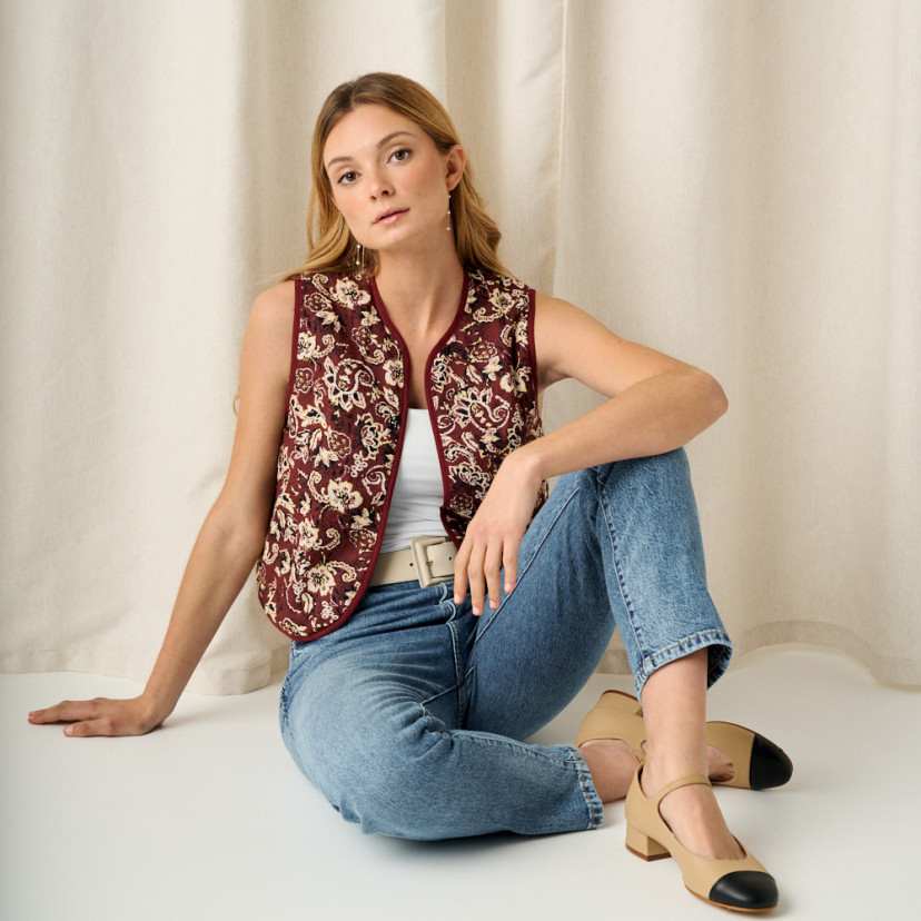 Charlotte beige Mary Jane com modelo sentada no chão, uma perna cruzada por cima da outra - MONPIEL