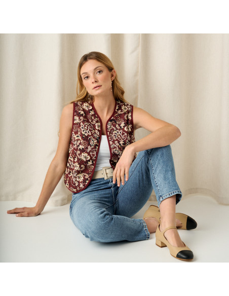 Charlotte beige Mary Jane avec un modèle assis par terre, une jambe croisée par-dessus l'autre - MONPIEL