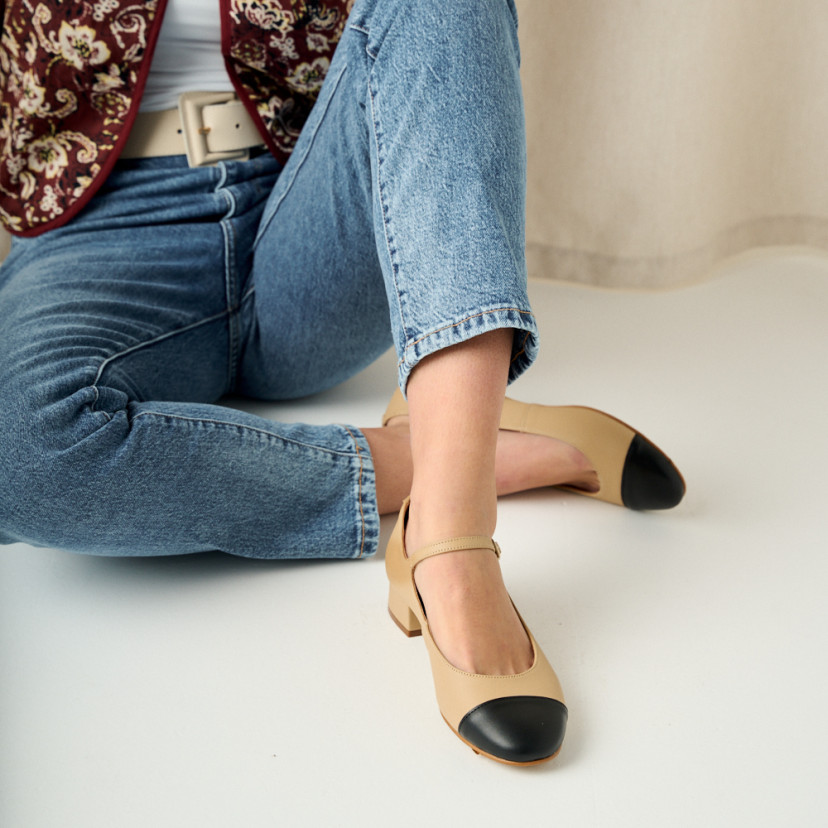 Charlotte beige Mary Jane com modelo sentada no chão, uma perna cruzada por cima da outra - MONPIEL