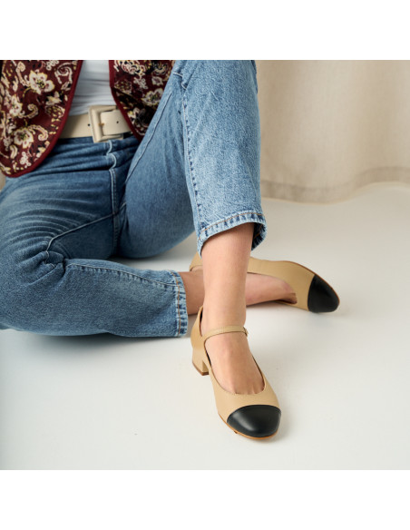 Charlotte beige Mary Jane avec un modèle assis par terre, une jambe croisée par-dessus l'autre - MONPIEL