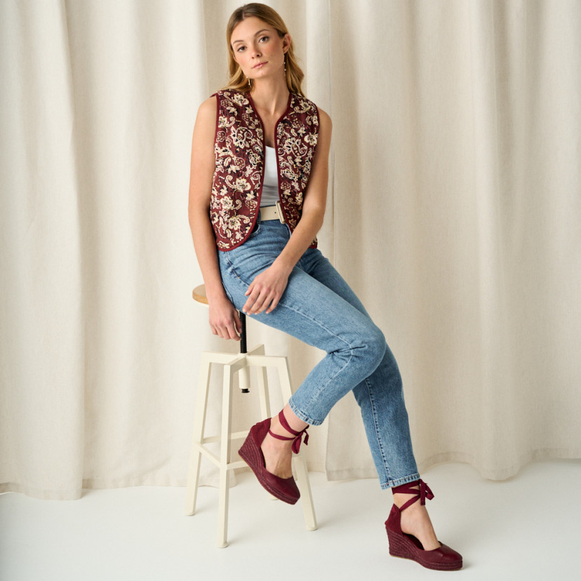 Creta bordeaux wedge espadrilles com modelo sentada em um banco, plano geral - MONPIEL